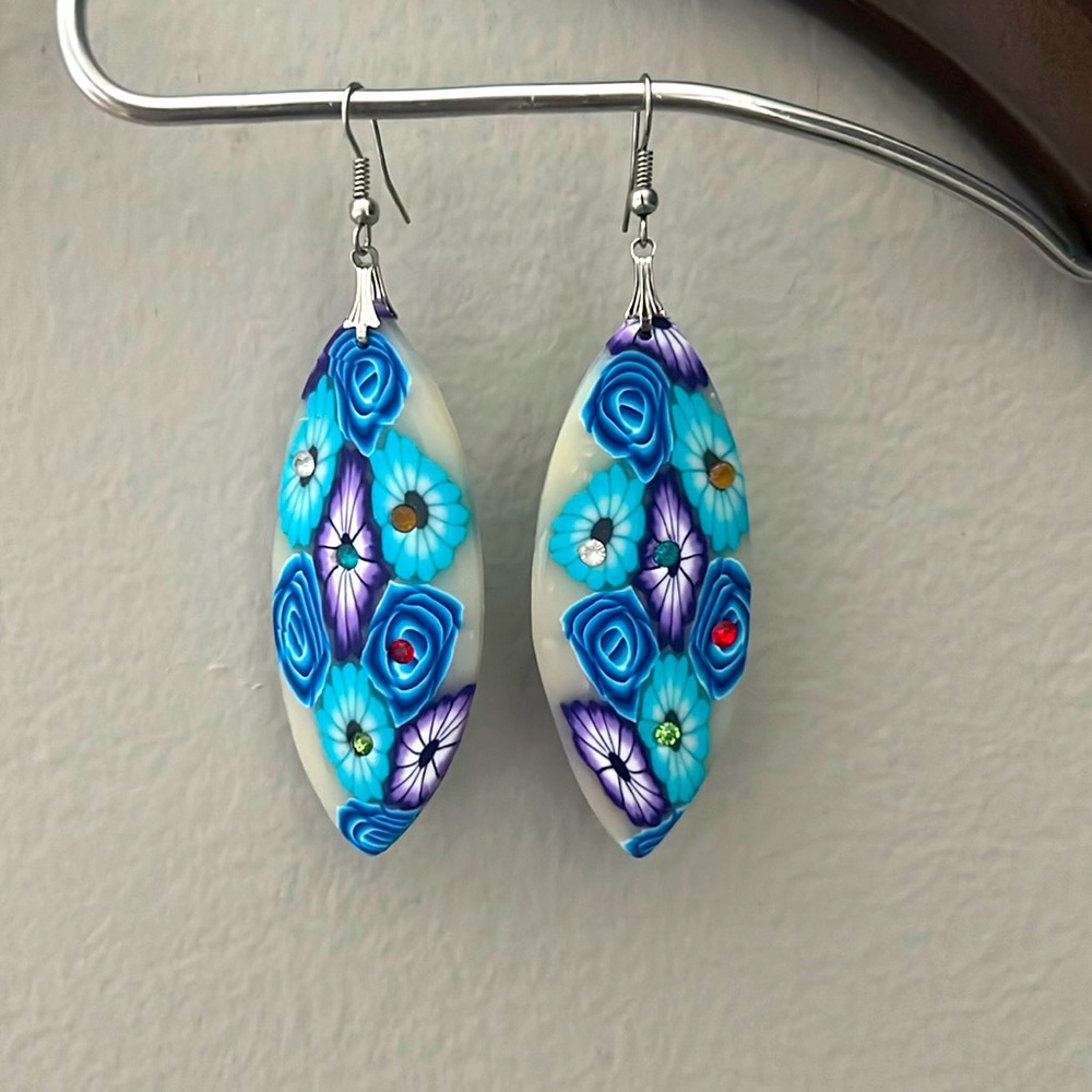 Dangly earrings. Floral detail with rhinestones.